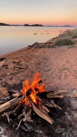 Solo camping on the lake 👌🐊🌅  #westernaustralia #lakeargyle #thekimberlys #australia #camping #camping #islandcamping #crocodile #campfire #outdoor #fyp #foryoupage #foryoupageofficiall #fypシ #LifeIsGood #boat #sunset #paradise #scenery 