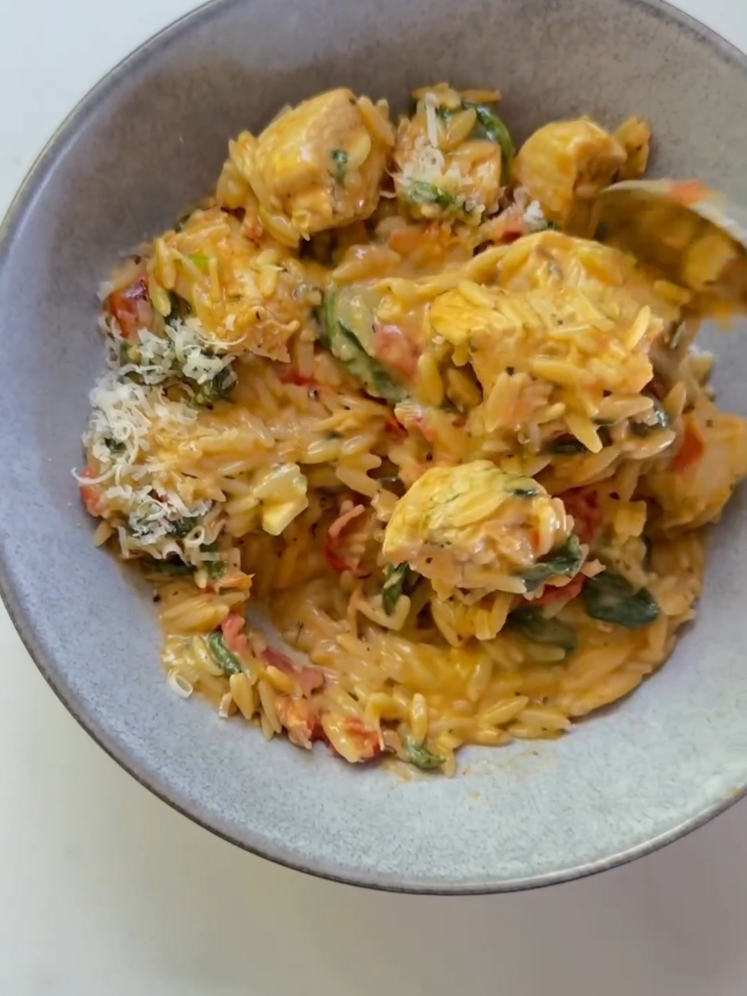 20 DAYS OF ONE POT DINNERS RECIPE 8/20 MARRY ME CHICKEN Ready in 30 minutes Serves 4 Ingredients: 2 tablespoons extra virgin olive oil 500g chicken breast, diced 4-5 cloves garlic, chopped 3/4 cup sun-dried tomatoes 2 teaspoons Italian seasoning 2 teaspoons paprika 1 cup risoni 2.5 cups chicken broth/stock 3/4 cup cream 3 cups baby spinach 3/4 cup parmesan cheese, grated Sea salt & cracked black pepper For the full recipe, please head on the website 👉🏻 https://www.wholesomebysarah.com.au/recipes/marry-me-chicken 👩‍🍳 #onepot  #onepotmeals  #onepotrecipe  #easydinner  #easymeals  #weeknightdinner  #weeknightmeals  #kidfriendlyfood  #kidfriendlymeals  #familydinner  #familydinners  #marryme  #marrymechicken
