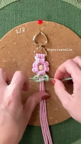 Learn how to create a charming flower-shaped keychain using macramé techniques! #macrame#keychain#ornament#knot#artesanato#feitoamao#flower#🌸 