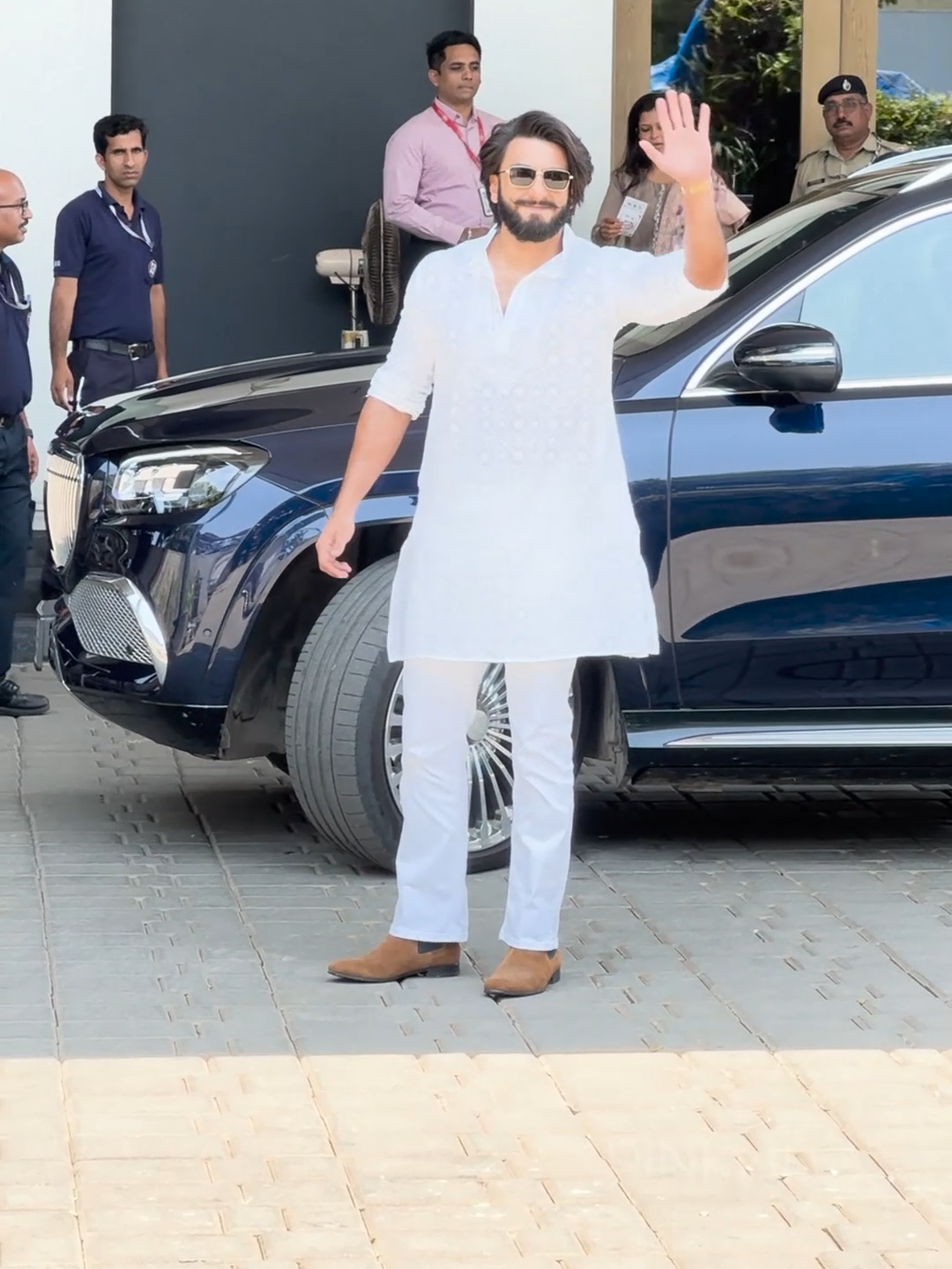 Sunday just got a whole lot better with Ranveer Singh slaying the desi look! 🔥 Who else is rocking with his #OOTD? #ranveersingh#Pinkvilla