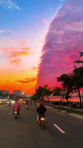The sky has cracked open, nature is so magical. #sunset #fyp 
