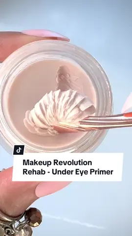 Makeup Revolution Rehab Line Fix Under Eye Primer 💓 – it’s a budget-friendly magic trick for tired eyes and fine lines. Plus, it pairs super well with the Eye Serum for an affordable hydration boost! 💦 It’s great for my tired eyes, smoothing out those pesky fine lines giving me a flawless base for my concealer.  Pro tip: apply it after an eye serum for maximum hydration! 💦 RRP: £8. . . . . . . . . . . . #makeuprevolution #revolutionbeauty #ᴠɪʀᴀʟʀᴇᴇʟs #البديل_الارخص #makeupreview #eyeprimer #makeupmusthaves #aestheticbeauty #cutemakeup #prettymakeup #prettypackaging #beautyobsessed #IzzysBeautyHub #ميكب_ارتست #hypebaebeauty #makeupjunkies #explorepage #trendingmakeup #ukbeautybloggers #ميكب @Makeup Revolution 