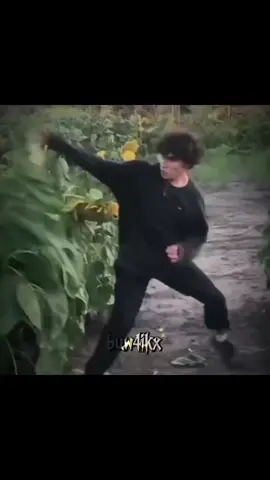 The reason he lost bcs he fought the sunflower during the day #fypシ #fypシ゚viral #xuhuong #foryou #foryoupage #funny #fyp #viralvideo #xyzbca 