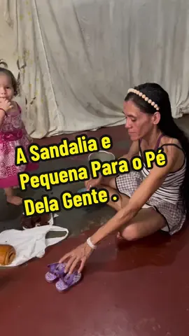 Ela tem o pé pequeno para sandália pessoal #pobre #pobreza #familia #Deus #fome 