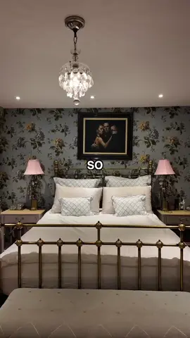 Pink Primrose Hill Boutique, North West London 📍  Scouty host Karen B talks us through some of the inspiration behinf her ‘Apartment Home for photo and film shoots’🚪 Available for shoot bookings on Scouty 🗓️  #housetour #shootlocation #london #interiordesign #contentcreator