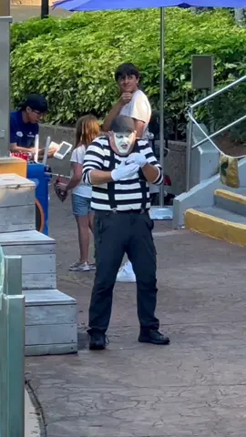 Mime funny #lol #tomthemime #totanthemime #tomtheseaworldmime #mime #seaworldmime #funartist #thebestoftom #bestreactionprank #funvibes #totanthemime #foryou #fyp #foryoupage #funny 
