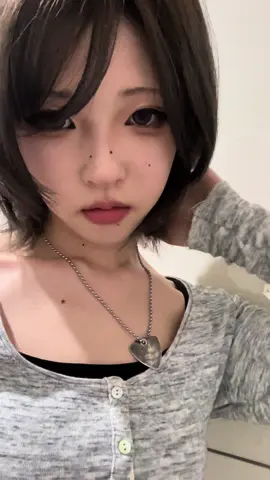 髪を、切りました。 こんなヘアセットが、自分で、できそうに、ありません。 そして、のむみ、ありがとぅ。 #fyp #2000s #y2k #服飾学生 #レイヤーカット #ウルフカット #ハッシュカット #허쉬 #horrorgame #horrorgamegirl #fatalframe #silenthill 