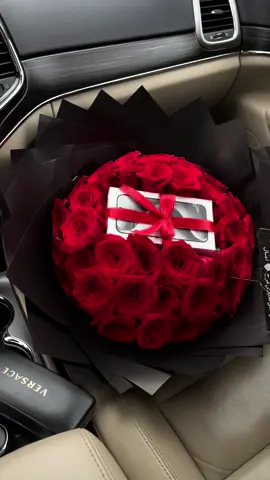 The perfect gift❤️##fypsounds #florist#foryoupage#fyp#fypシ゚viral #redrosesbouquet#iphone15promax#red#gift#nyc#nycc#costum#forher#ramo#بوكيه#قصيد# 