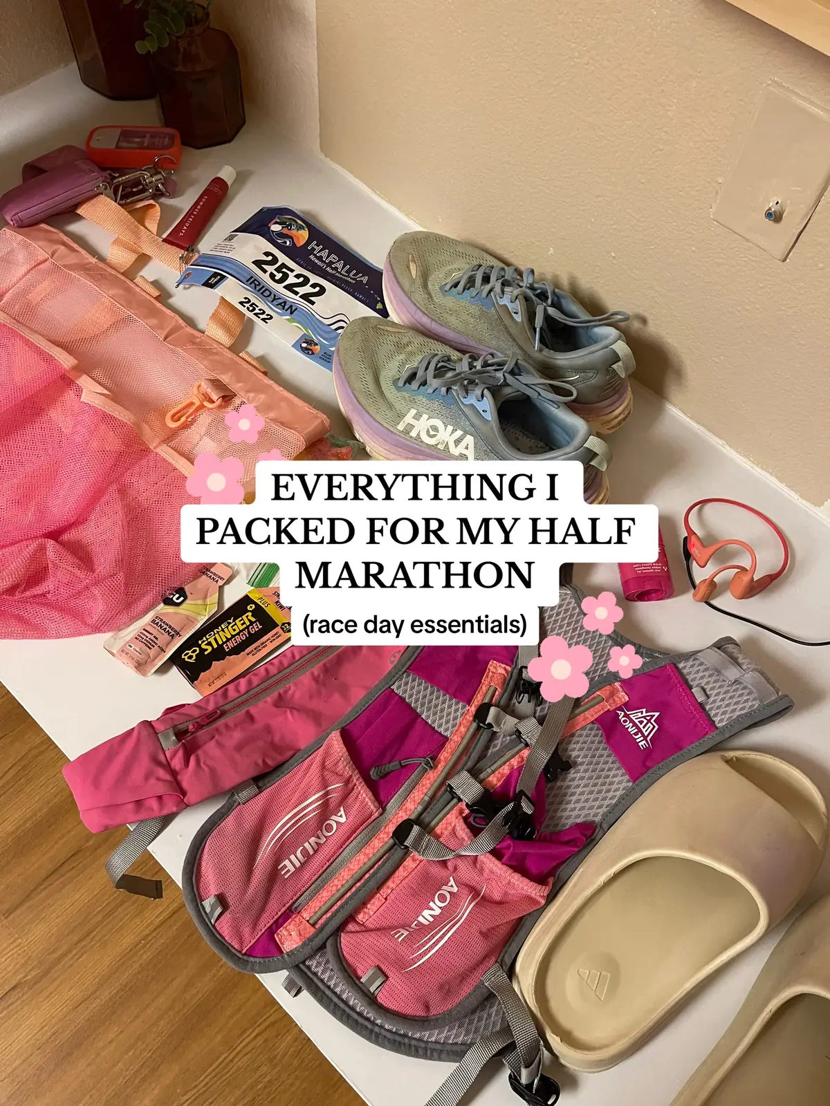 Everything i packed for my half marathon✨  . . #raceday #halfmarathon #runningessentials #runnermusthaves #halfmarathontraining #halfmarathonrunner 