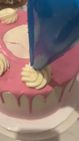 Girly cake #cakesoftiktok #foryou #cakedecorating #buttercream #capcut #trending #girlpower 