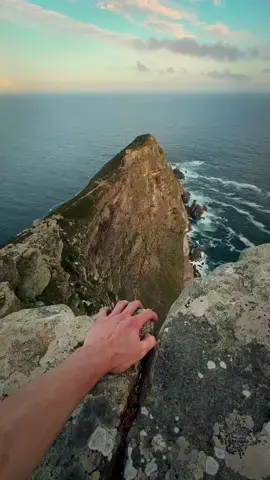 totally love this huge cliffs 🤯 | 📍Cape of good hope  / South Africa 🇿🇦  | 📷 more stunning places @giuliogroebert  | 🚐 exploring the world w/ @elena_wuest  | #southafrica #cliff #travel #adventure #view #capeofgoodhope #capetown 