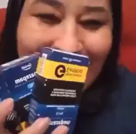 mulher rindo com vários remédios tarja preta na mão  ib:@Queen of Belém👑 