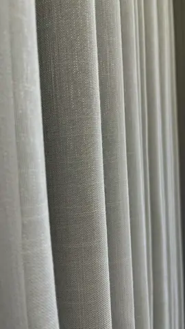 A cortina DUO é composta por dois tecidos sendo, 1 decorativo e 1 forro que é um corta luz de tecido, ele é o responsável por bloquear a claridade em até 70%. Nosso modelo Mônaco dessa versão, tem como diferencial o linho clássico em sua trama e sua composição é 100% poliéster trazendo um caimento leve e refinado, esse modelo é indicado para ambientes onde possui grande incidência do sol ☀️ Compre através do nosso site: www.bellajanela.com.br ou pelo link que está fixado em nossa BIO 🔗 #bellajanelastore #bellajanela #cortina #cortinasprontas #duo #cortaluzdetecido #fy #tiktok 