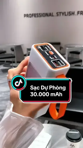 Dung lượng lớn với màn hình hiển thị thông số, tích hợp đèn pha và nhiều cổng kết nối. #powerbankcharger #sacduphong #sacduphong30000mah 