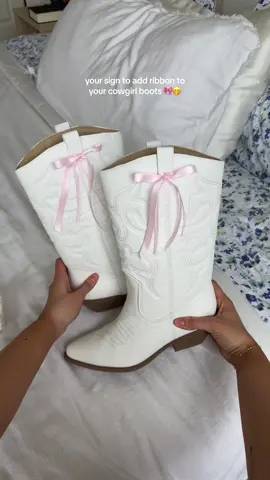 How stinkin cute!! Also if you see the uneven self tan on my wrists…no you don’t 🥹 #cowgirlboots #coastalcowgirl #coastal 