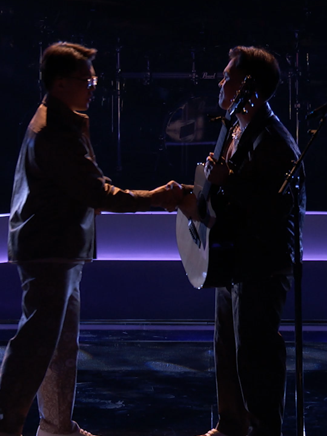 kings @justinjeremygarcia go OFF on @calumscottofficial's #YouAreTheReason! 👑 👑 #thevoiceknockouts