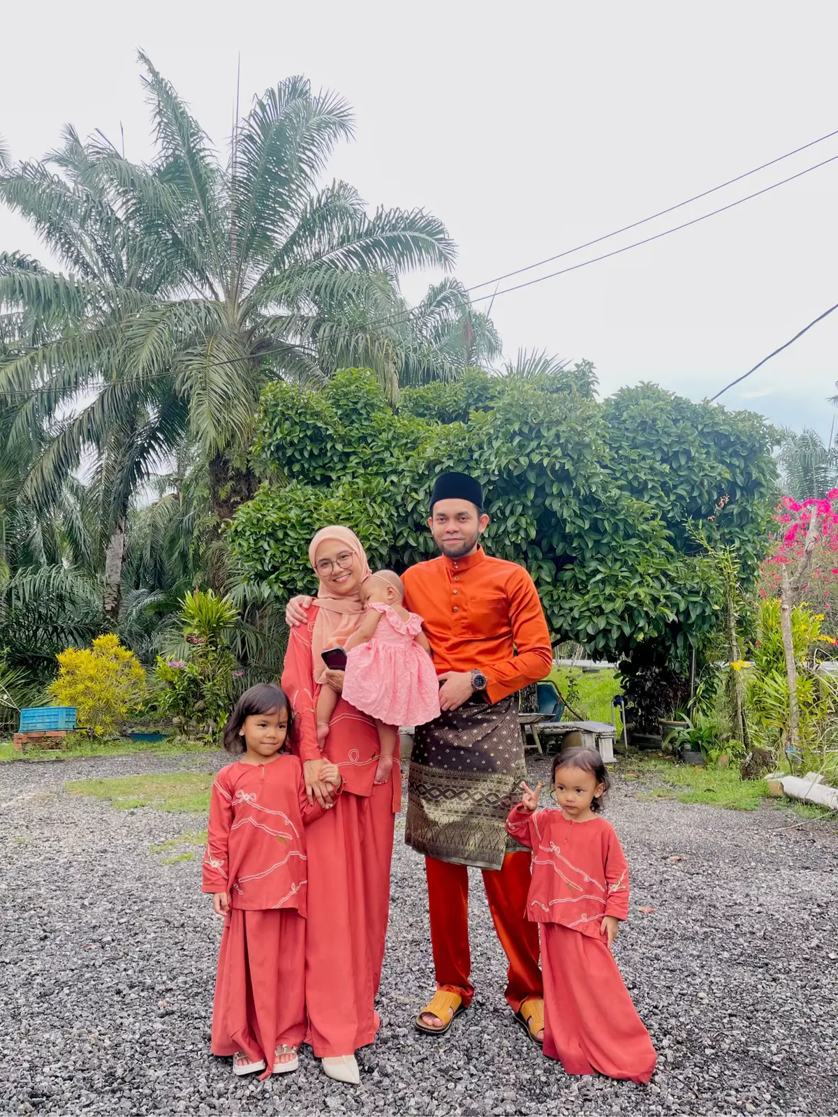 Setiap tahun husband yg decide warna color. Dan pilihan dia warna awam tahun ni. Tahun depan nak try la kita pulak yg pilih color tema 🥰 #brickorange #teamrayasekampung 