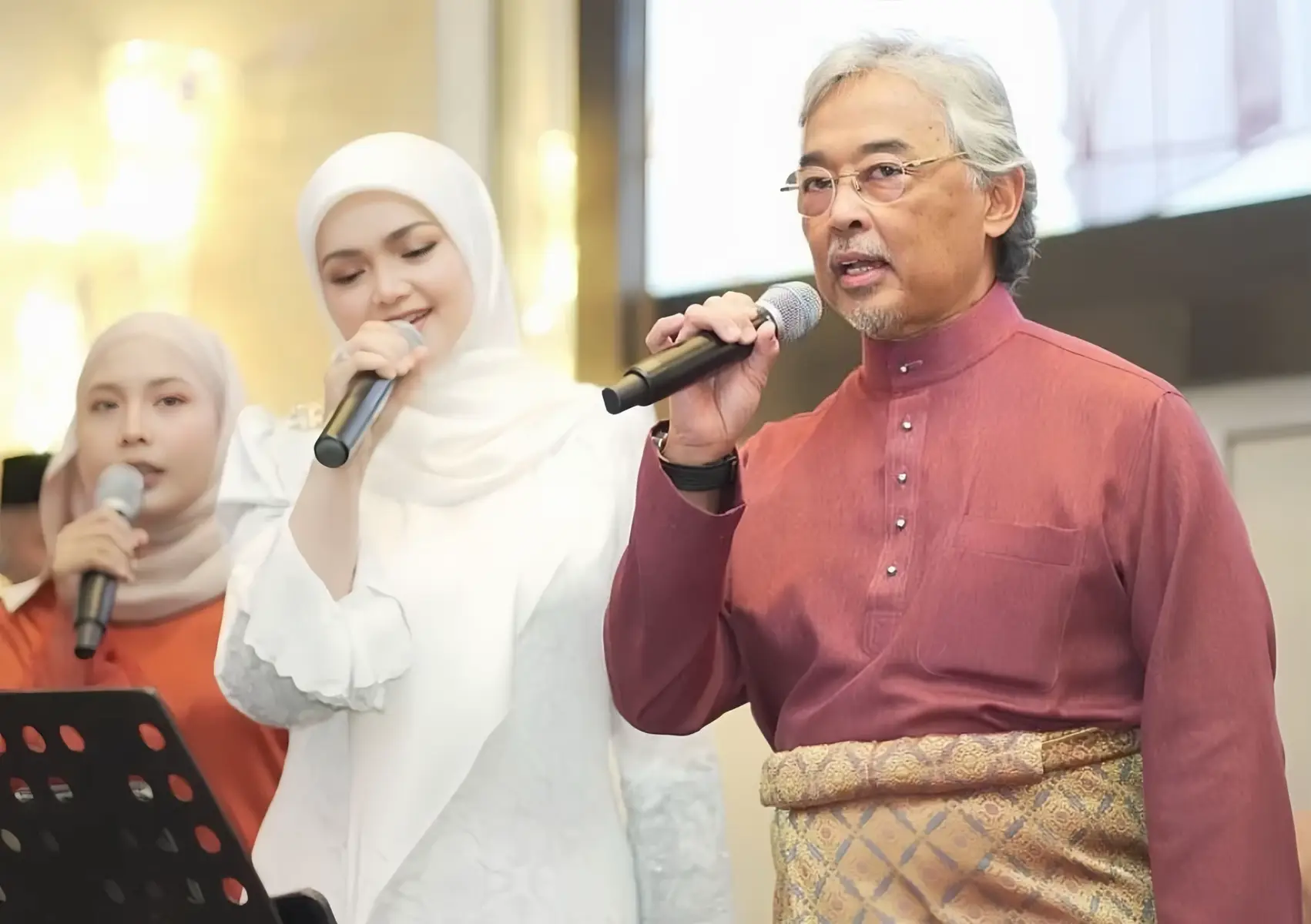 Kebawah Duli Paduka Baginda Sultan Pahang Al-Sultan Abdullah Ri'ayatuddin Al-Mustafa Billah Shah dan Kebawah Duli Paduka Baginda Tengku Ampuan Pahang Tunku Azizah Aminah Maimunah Iskandariah berkenan menyanyi bersama Biduanita negara. Siti Nurhaliza. @Siti Nurhaliza @Tengku Ampuan Pahang 