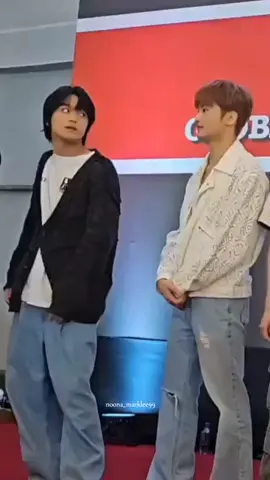 definisi bicara cuma lewat mata bahkan hc langsung mendekat setelah paham mark akan bicara #markhyuck 