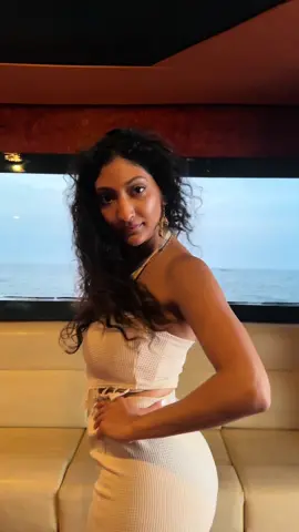 Glambot: Dubai Edition.😂🌇🛥️ #glambot #glambottrend #glam #bot #glambotchallenge #banter #pose #queens #Love #friends #traveltiktok #traveller #foryou #fyp #dubai #dubaitiktok #habibicometodubai #hendo #bachelorette #yacht 