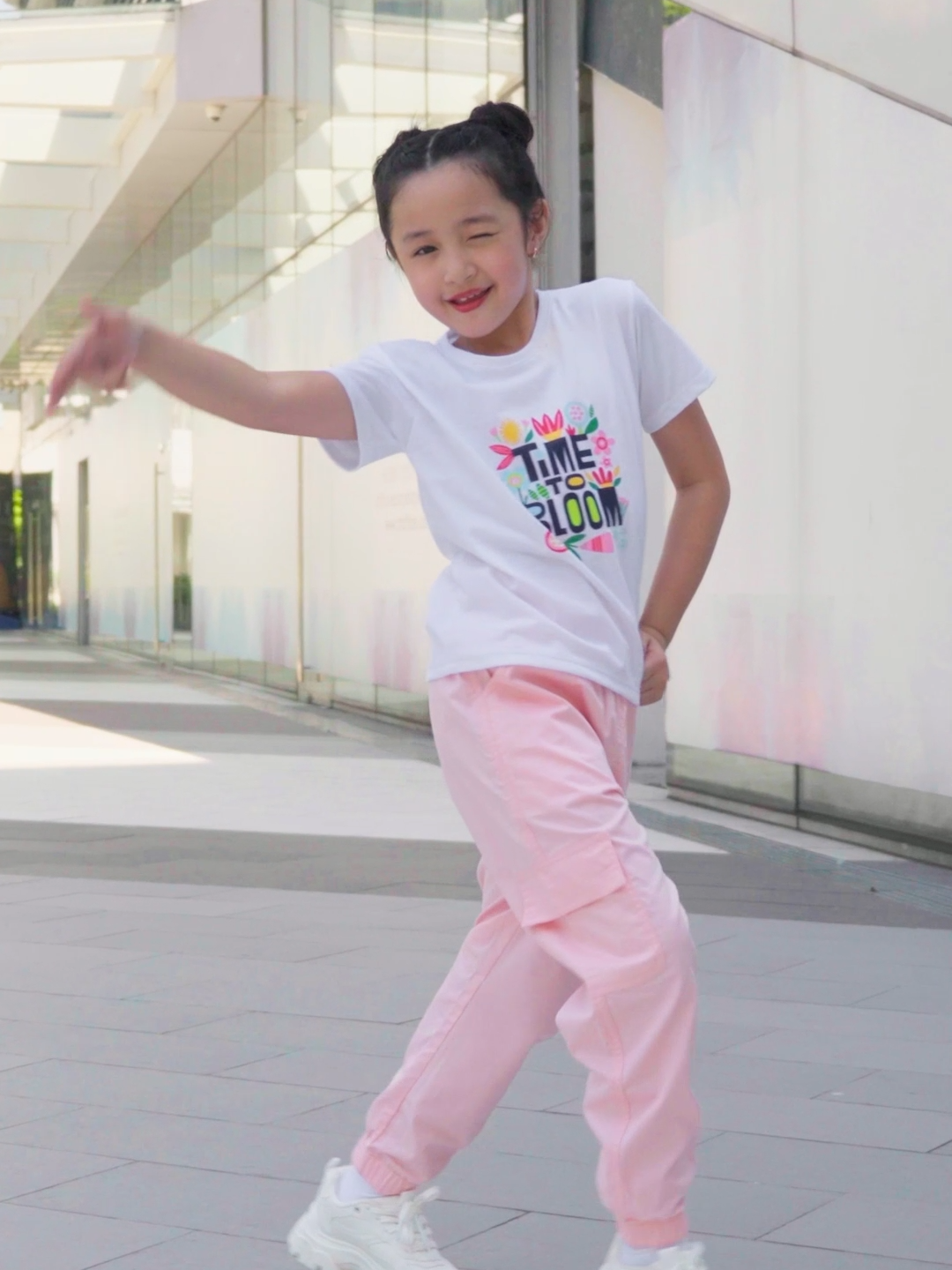 Check out Alessandra's moves as she makes it look EASY with #JustKids Tees! 😎 More cute tees available at the @smstore 💖 #LE_SSERAFIM_EASY #MakeItLookEasy #EasyDanceChallenge #SMFashion #KidsOOTD @alessandraco11