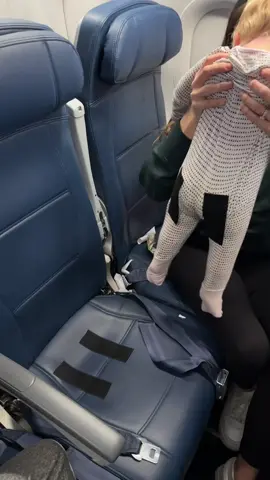 The best airplane travel hack #mom #momhack #hack #travelwithkids #kids #travel #baby #toddler #momlife #motherhood #MomsofTikTok #fyp #momtok