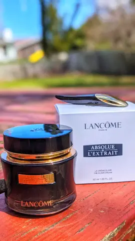 🎁 Fancy Monday with Absolue L’extrait Cream 🎁 I am so excited to try the Absolue L’extrait Cream from @bzzagent and @lancomeofficial free for my honest reviews. 🌹KEY INGREDIENTS -Absolue Perpetual Rose™ Extract -Absolue Blackbiosis™ Extract -LHA (Capryloyl Salicylic Acid) -Proxylane 🌹 Lancome always knows how to get their customer’s attention. The jar design is so fancy and eye-catching from the first look. This cream has a pink watery, lightweight texture. It absorbs so fast and leaves no greasy feeling. My skin feels renewed and hydrated after using it. It has a beautiful rose scent that lingers around for a long time. It can also work as both moisturizer or massaging cream.  The plus point of it is the golden applicator and the refillable container. I love brands who care about the environment. Highly recommend it.  Thanks to @bzzagent and @lancomeofficial for giving me a chance to try this cream. If you fancy this cream, it is available on Sephora.  #BzzAgent #lancome #lancomeofficial #moisturizer #massagecream #refillable #applicator #fancycream #hydrating #beautifulscents #yencywood #gifted #reviews 
