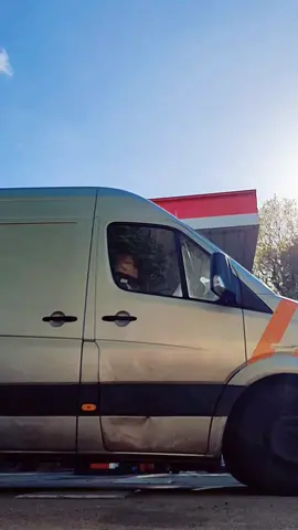 #serialthrilla1  WHEN 'MR THRILLA' ARRIVES ON SITE!😎🤓😆🤣 #calamityjane #justblewinfromthewindycity #funny #dorisday #van #workvan #arrived  symon o'connell (youtube)