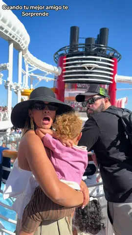 Sopresa de cumpleaños de mis amigos! Se pasaron, mi shock fue tanto que solte a santi 🤣🙃 pero todo bien! #parati #viral #ysemarcho #sorpresa #disneycruise #disneywish 