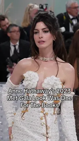 #AnneHathaway channeled her inner ’90s super for the 2023 #MetGala.