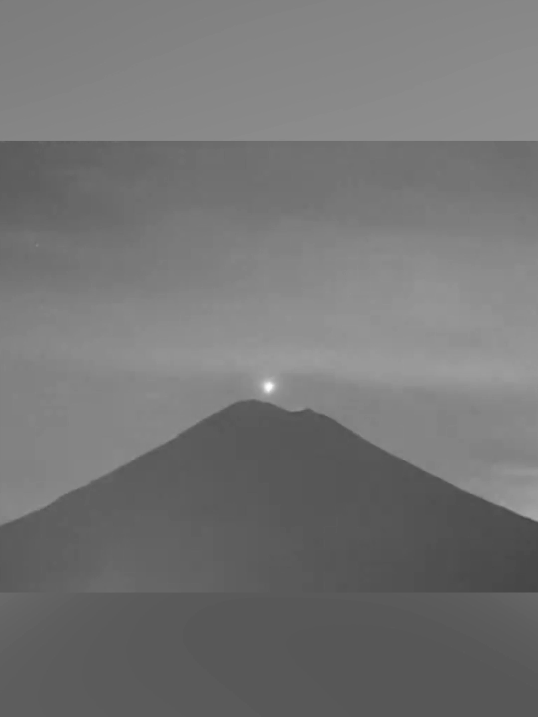 Captan objeto espacial sobre el volcán Popocatépetl durante la noche del 15 de abril. #Latinus #InformaciónParaTi