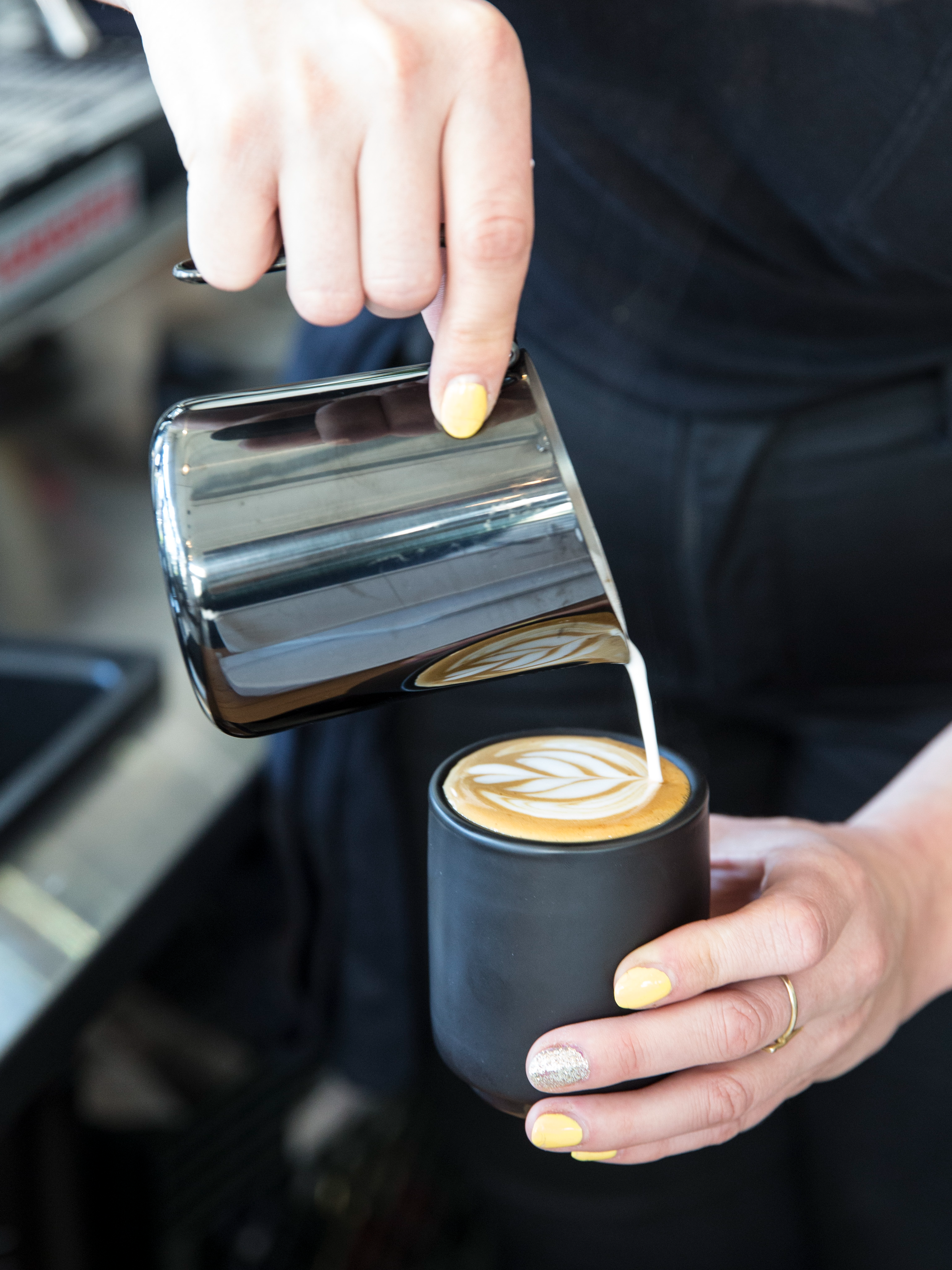 Which spout is better for latte art, narrow or rounded?