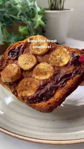 BANOFFEE TOAST - Saudável e rápido 🍌 Vem aprender a fazer essa sugestão de pré treino ou para quando bate a vontade de um doce sem sair da dieta! Eu confesso que desde que fiz a 1º vez, fiz muitas outras, já que é muito prático e fica uma deliciaaa 🤌🏼 Ingredientes: • Pão de forma da sua preferência  • Doce de leite sem açúcar ou da sua dieta  • 1 Banana em rodelas - rendeu 2 TOAST • Canela à gosto Modo de preparo: No pão de forma passe a quantidade de doce de leite que se encaixa na sua dieta, e acrescente as rodelas de banana e a canela à gosto; Leve à airfryer por 200° por mais ou menos 5min ou até dourar; E já estará pronto! MUITO fácil e prático 🍌🤍 . . . . . . #receitas #receita #receitasaudavel #receitassaudaveis #receitasfit #receitafit #receitafacil #receitaspraticas #comida #comidas #docesfit #banoffee 