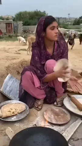 Desi Girl Making Rotti desert Pakistan #punjabigirl  #villagelife #punjabiculture #دیس_پنجاب #چولستان #چولستان_روہی #desertlife #trending #villagegirl 