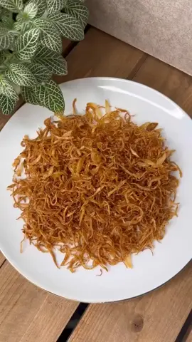 پیاز داغ چیپسی و ترد را خیلی راحت میتوانید درست کنید و بگذارید فریزر برای آشپزی و تزیین غذا عالیه 🤍 ✨ داخل آبجوش یک قاشق نمک بریزید و ۸ دقیقه بجوشانید شیشه‌ای بشود  ✨ بعد آبکشی در حدی که رویش آب نماند و خشک شود کافیه ✨‌ مدام هم بزنید تا یکدست سرخ شود و بهم نچسبد، زیاد سرخ نشود میسوزد ✨ ده دقیقه اول حرارت زیاد و ده دقیقه دوم حرارت کم باشد #پیاز  #پیازداغ  #پیاز_داغ  #ترفند #خلاقیت #ایده #هنر #فن #تکنیک #کاربردی #آموزش #اموزش #یادبگیریم #مهمان #مهمانی #دورهمی #دورهمی_عالی😍  #آشپزی #اشپزی #غذا #چیپس  #مجلسی #آموزشی #اموزشی #دانستنی #دانستنیهای_جالب  #راحت #خانه_داری  #مهارت #تجربه  #مفید #نکته #دقت #لذت #لذت_ببرید  #حرفه_ای  #خونگی  #سلیقه #کلیپ #جدید #خانگی #خوراکی #خوردنی #ببین  #ببینید  #ناهار #شام #تزیین #دیزاین #اکسپلور_تیک_تاک  #تیک_تاک_ایرانی  #تیک_تاک_تاجیکی  #تیک_تاک_افغانی  #تیک_تاک_فارسی  #فارسی_تیک_تاک  #فارسی_تیک_تۆک  #فارسی_زبانهای_جهان  #فارسی_زبانان_اروپا  #فارسی #ایران #ایرانیان  #iran #iran🇮🇷  #iraniantiktok  #iranianfood  #persian  #persiantiktok  #persianfood  #iranian  #IRAN