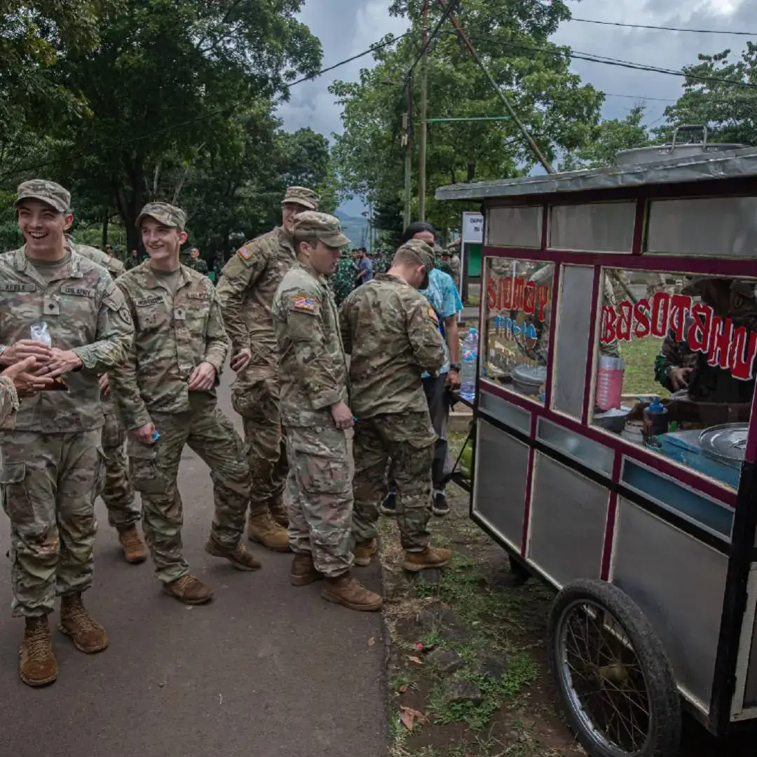 Momen Tentara Amerika beli siomay/batagor Bandung 😁 #tentaraamerika #usarmy #tniindonesia🇮🇩 #nkrihargamati🇮🇩 #siomay #batagor #bismillahfyp #fyppppppppppppppppppppppp #indonesia🇮🇩 #foryoupage #viral #fyp 