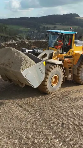 Our new Volvo L260H  wheel loader hard at work in BallEye quarry recently.  #collinsearthworks #quarry #construction #heavyequipment #volvoce #wheelloader #volvol260h 