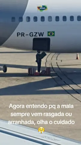 Você sabe por que sempre carrego minha bagagem comigo? Dá uma olhada nesse cara jogando as malas, zero respeito pelos nossos pertences! 😤✈️ #TravelTips #Bagagem #respeito 
