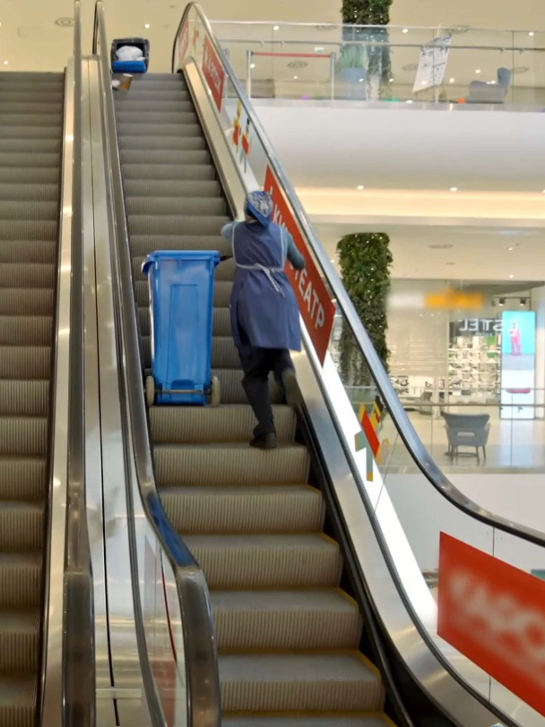 Do not use escalators to transport trash #fun #funny #funnyvideo #funnyvideos