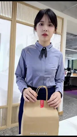 当我面临选择时。#职场美女  #女同事 #职场 #职场那些事 #职场那些事儿 #女生 #做梦 #社牛 #团建 #办公室搞笑 #女友 