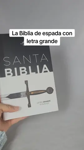 La Biblia de espada con letra grande tapa flex. Disponible aquí 👇 #fyp #foryou #parati #paratipage #bibliascristianas #reinavalera1960 #biblia #bible #BookTok #hardcover #espada 
