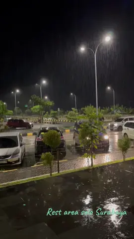 Hujan hujan 🌧️🇮🇩💕#fypシ゚viral #fypシ #viral #trending #viral #restarea #indonesia #travel #otw #hujan #rainning #arab #mesir #solo #surabaya #toll #jalantoll #hujan #vibes #malam 