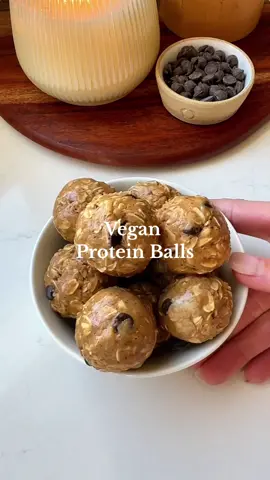 5-ingredient VEGAN PROTEIN BALLS. 💪🏼 These are the perfect snack to have on hand throughout the week when you need a quick bite and a little extra protein. 1 ball = 5 grams of protein.  Added bonus, they're completely plant-based, dairy-free and gluten-free!  #veganproteinballs #vegansnack #proteinballs #highproteindiet #highproteinsnack 