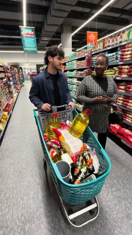She filled the trolley to the top 😱🙏🏽 #grocerieshopping #groceries #tiktoksouthafrica #tiktokafrica 
