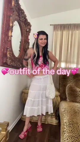 y2k girly goes on vacation type of outfit of the day ✊🏻 #y2kaesthetic #y2kfashion #thriftedfashion #grwm #OOTD #outfitideas 