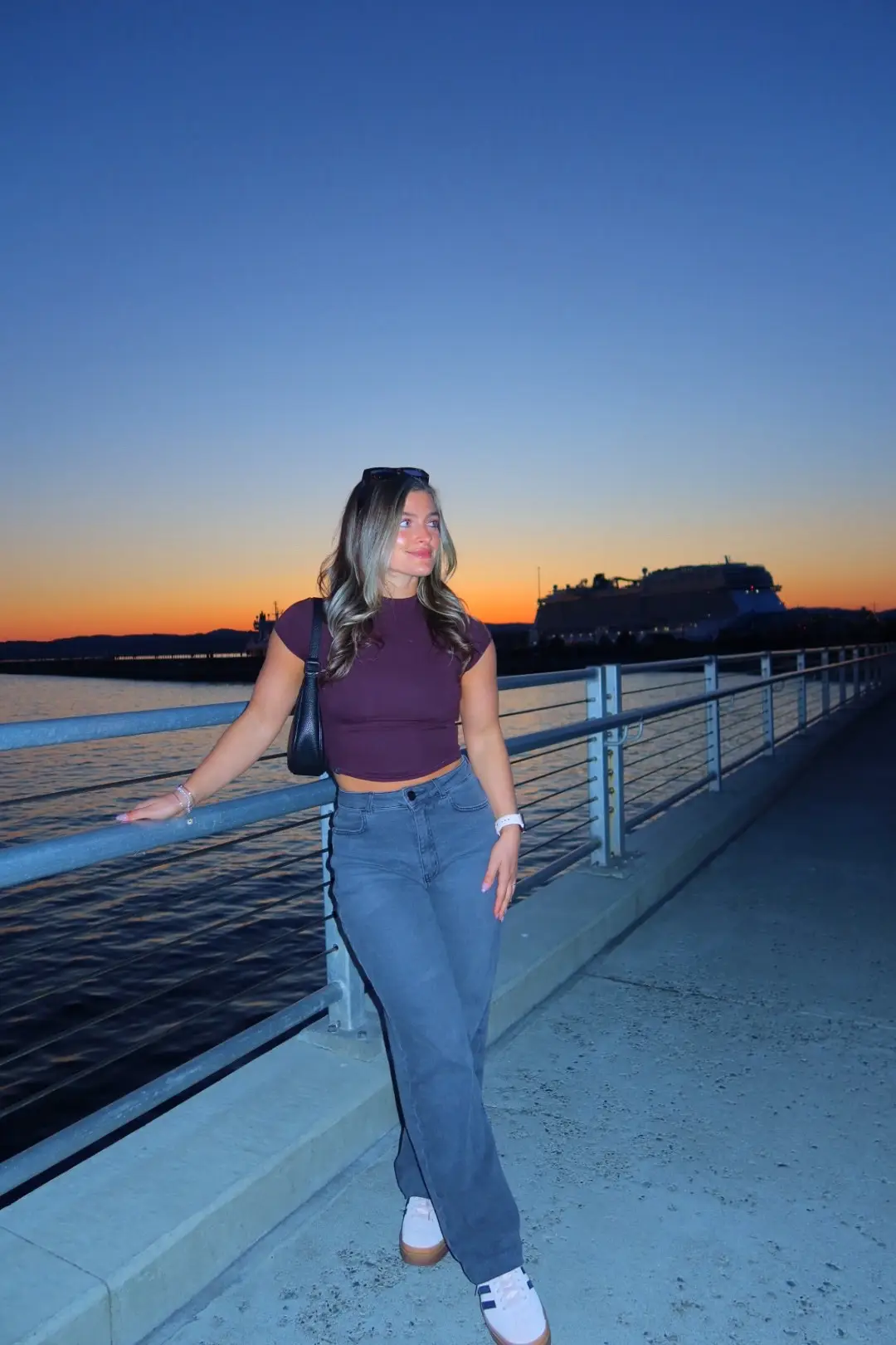 Nights by the ocean >>> Top: @Oner Active mellow rib mid t-shirt 🧸 link in bio to shop 🤎🔗 Jeans: @Fitjeans  #ocean #oneractive #fitjeans #spring #OOTD 