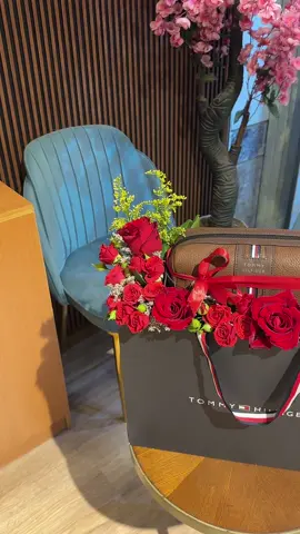 هدايا مكة المكرمة لتنسيق باقات الورد والهدايا وتوصيلها 🚚🎁 . تنسيق شنطة تومي هيلفقر 😍 . #هدايا_مكة #مندوب_ورد #هدية_حب #تومي_هيلفيقر #تنسيق_هدية_رجالية #هدايا_مكه #افكار_هدايا #جدة #مكة_الان #هدية_رجالية #هدية_مولود #هدايا_زواج #الشرايع #العوالي_مكة #مندوب_مكة_للهدايا #هديه_فخمه 