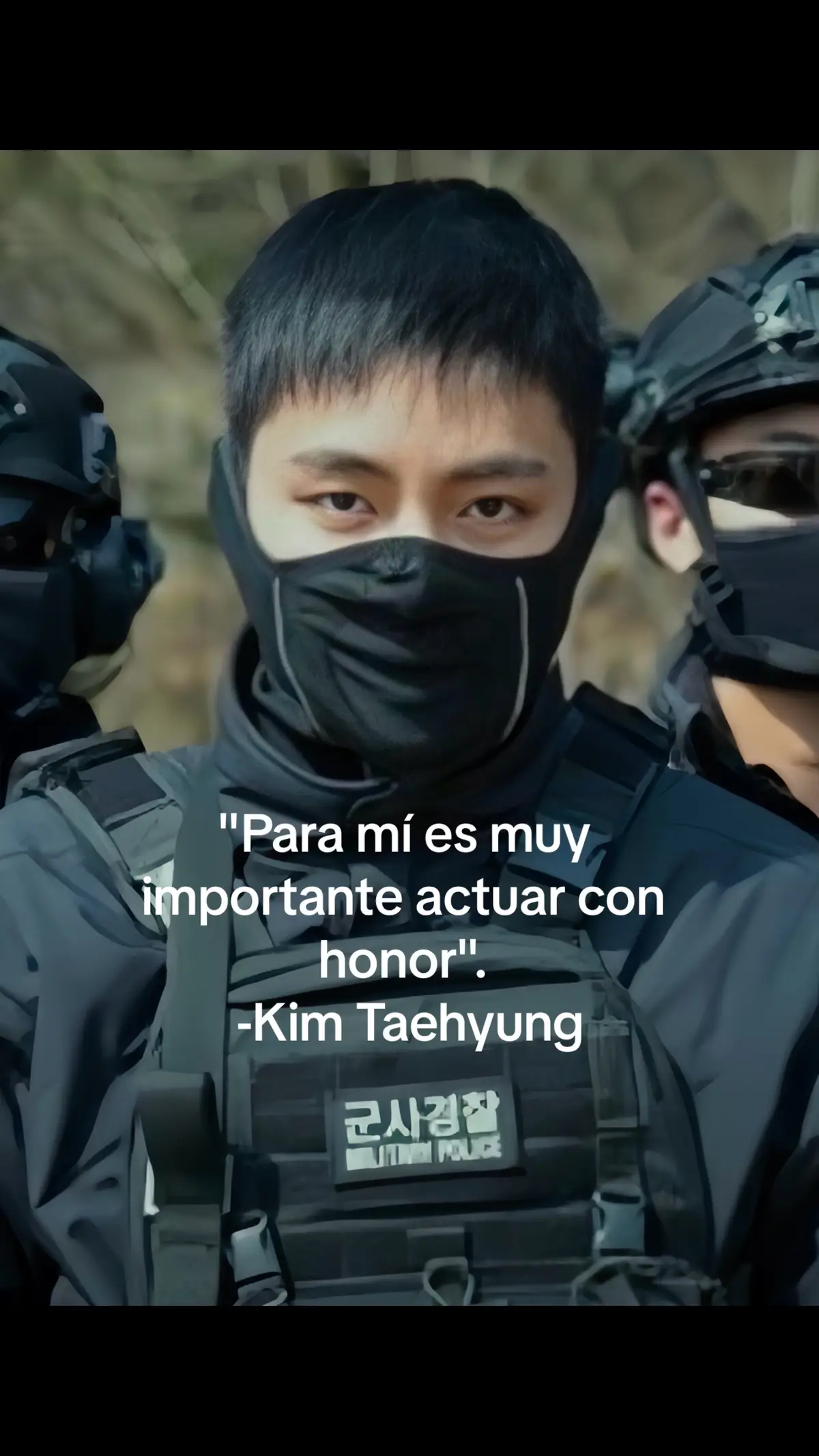 Sólo quiero decir unas palabras, ya que sé que habrá artículos de opinión del ejército y akgaes hablando sobre esto. Taehyung tomó una situación sobre la que tenía muy poco control y decidió sacar lo mejor de ella. Lo convirtió en una oportunidad para aprender y mejorar ciertas habilidades. Siempre toma las situaciones difíciles y las ve desde una perspectiva diferente.  Siempre ha sido un pensador innovador y es una de las personas más resilientes. No dejó que esta situación obligatoria defina quién es. Estar orgullosos de sus logros en esta situación y estar feliz de verlo no es lo mismo que romantizar el servicio militar obligatorio. Muy a menudo la vida no saldrá como usted desea. Puedes aprovecharlo al máximo y verlo como una oportunidad para evolucionar y crecer o quejarte y despotricar constantemente sobre ello. Todo lo que haga Taehyung será siempre un problema para algunos, simplemente porque no les gusta la atención que acapara. Es así de simple. Así que seguiremos orgullosos de él en cada paso que da y haremos tanto ruido como queramos para alabar su actitud ante la vida!✌🏻🔥💪🏻 Te amamos Taehyung!♥️ #taehyung #V #BTSV #taebiased 