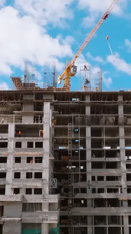 ¡Estamos en la recta final de la estructura de la torre sur de Distrito Artemisa! Pronto comenzaremos con trabajo de albañilería y detalle. ¿Qué les parece el avance? #celaque #avance #proyecto #construccion #edificios #albañilería #equipo #drone #cinematography #honduras #fyp 
