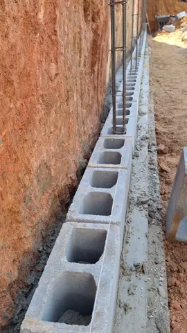 Se você também gosta da gambiarra da madeira com preguinhos, assiste esse video que vou te mostrar uma forma muito melhor e mais rápida pra colocar blocos.  #pedreiro #bloco #parede #obra #construção 